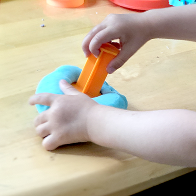 La pâte à modeler une des activités favorites des enfants